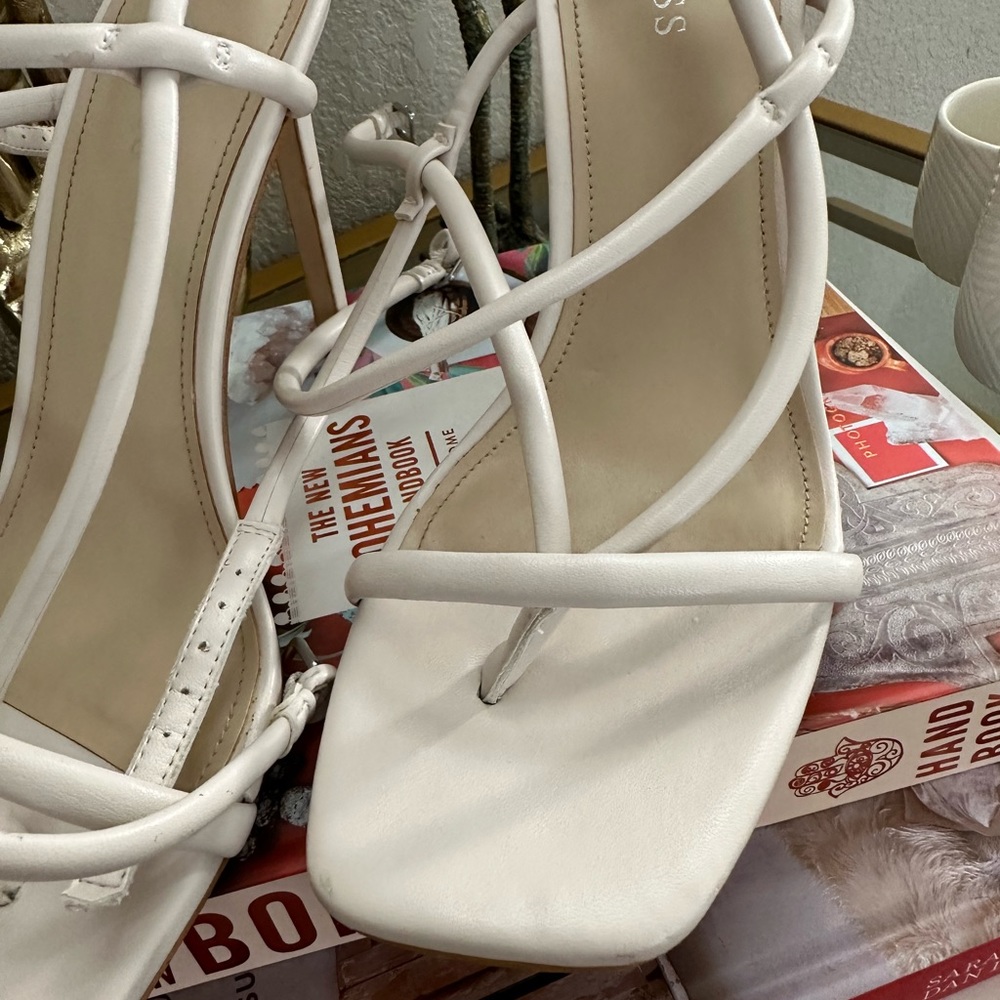 Guess size 8 1/2 color bone